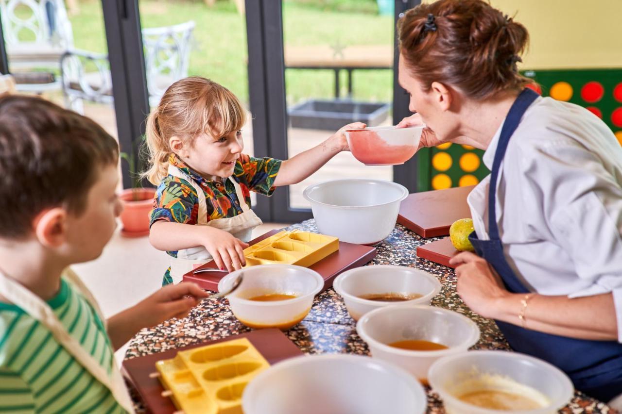 Lux* Grand Baie Resort & Residences Esterno foto A teacher and children at a Montessori school