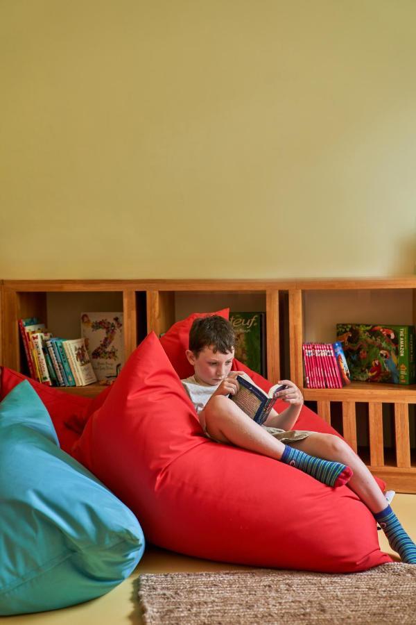 Lux* Grand Baie Resort & Residences Esterno foto A boy reading a book