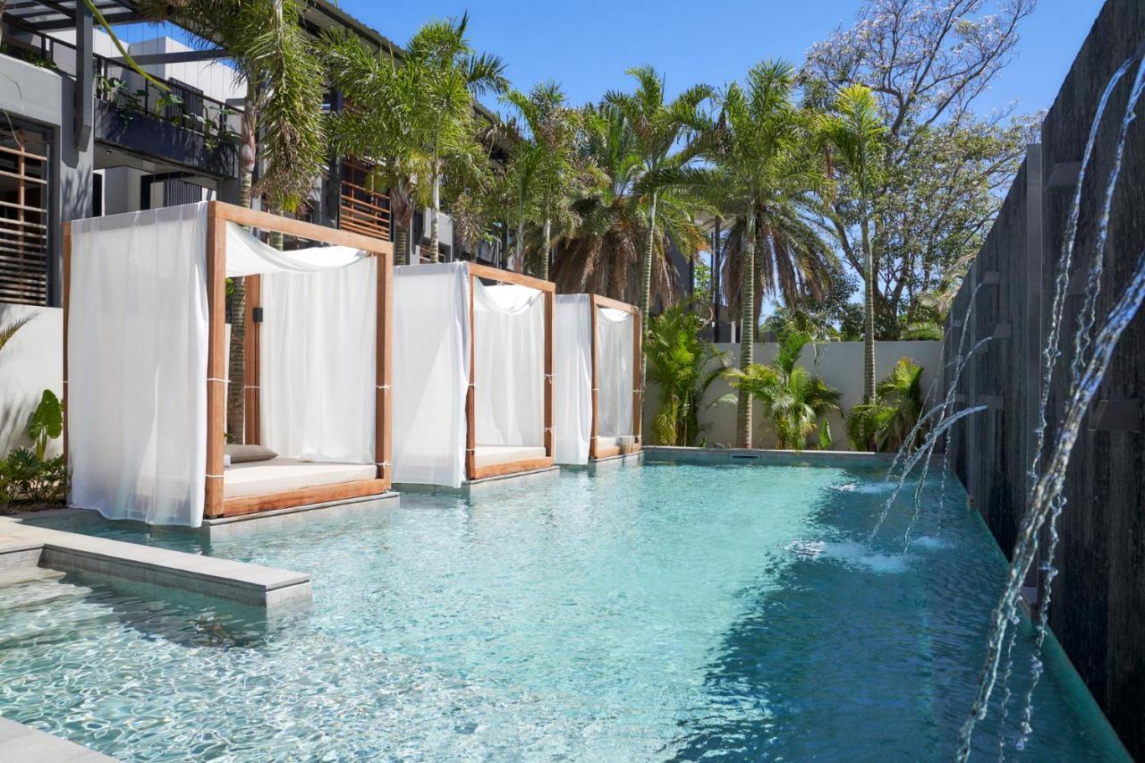 Lux* Grand Baie Resort & Residences Esterno foto The pool at the W Hotel