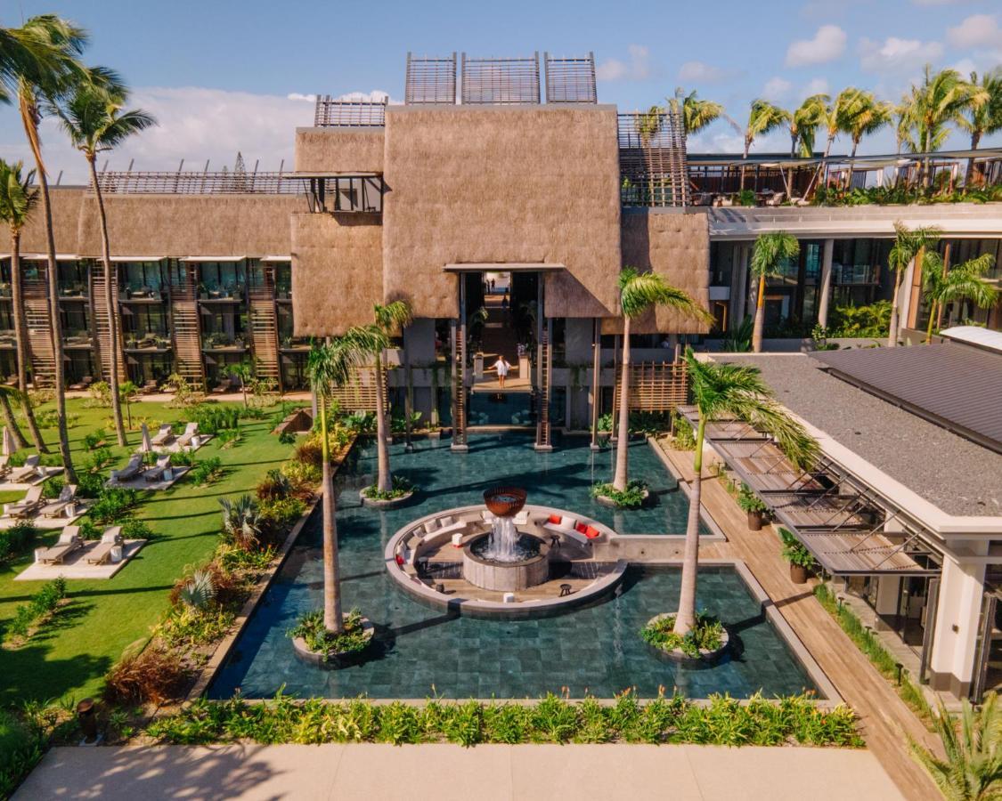 Lux* Grand Baie Resort & Residences Esterno foto The resort's lobby