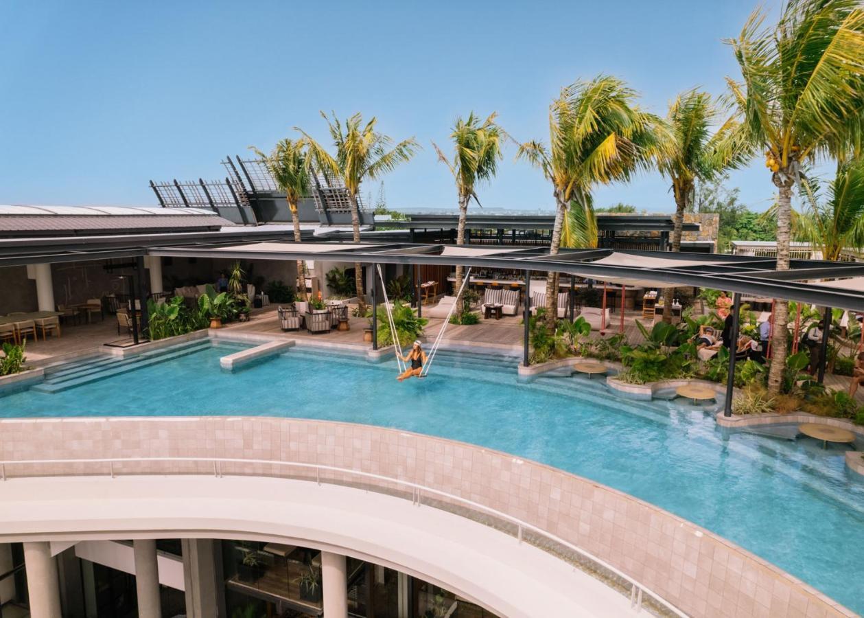 Lux* Grand Baie Resort & Residences Esterno foto The pool at the Sky Bar
