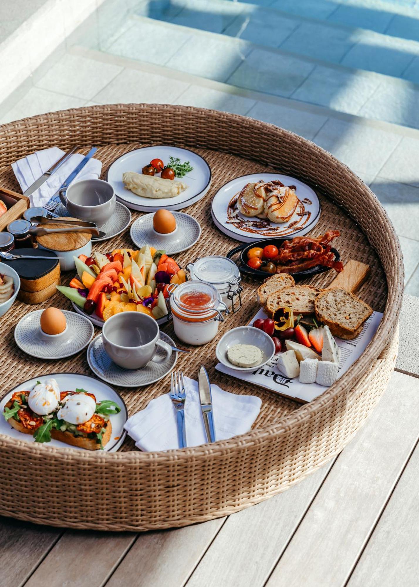 Lux* Grand Baie Resort & Residences Esterno foto A typical breakfast at the hotel