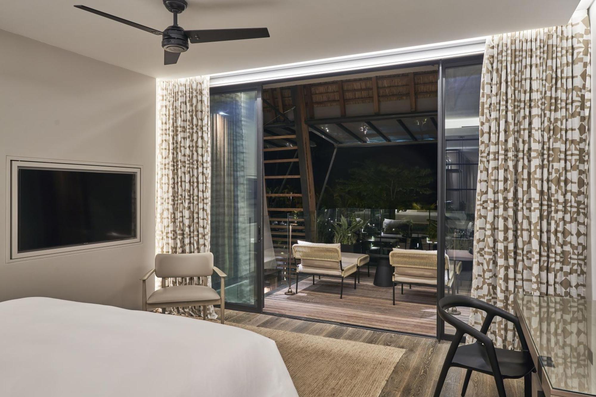 Lux* Grand Baie Resort & Residences Esterno foto A bedroom at the hotel